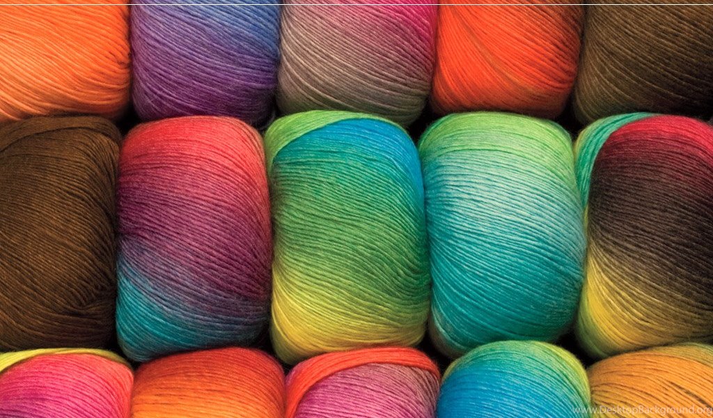 Красивая пряжа. Шерстяные нитки для вязания. Трехцветная пряжа. Разноцветные нитки для вязания.