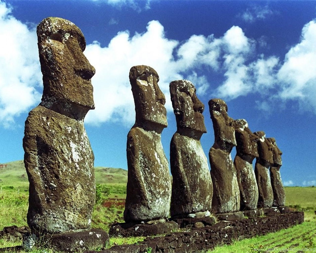 Нова идол. Каменные истуканы острова Пасхи. Каменные статуи острова Пасхи. Моаи на острове Пасхи. Остров Пасхи статуи Моаи.