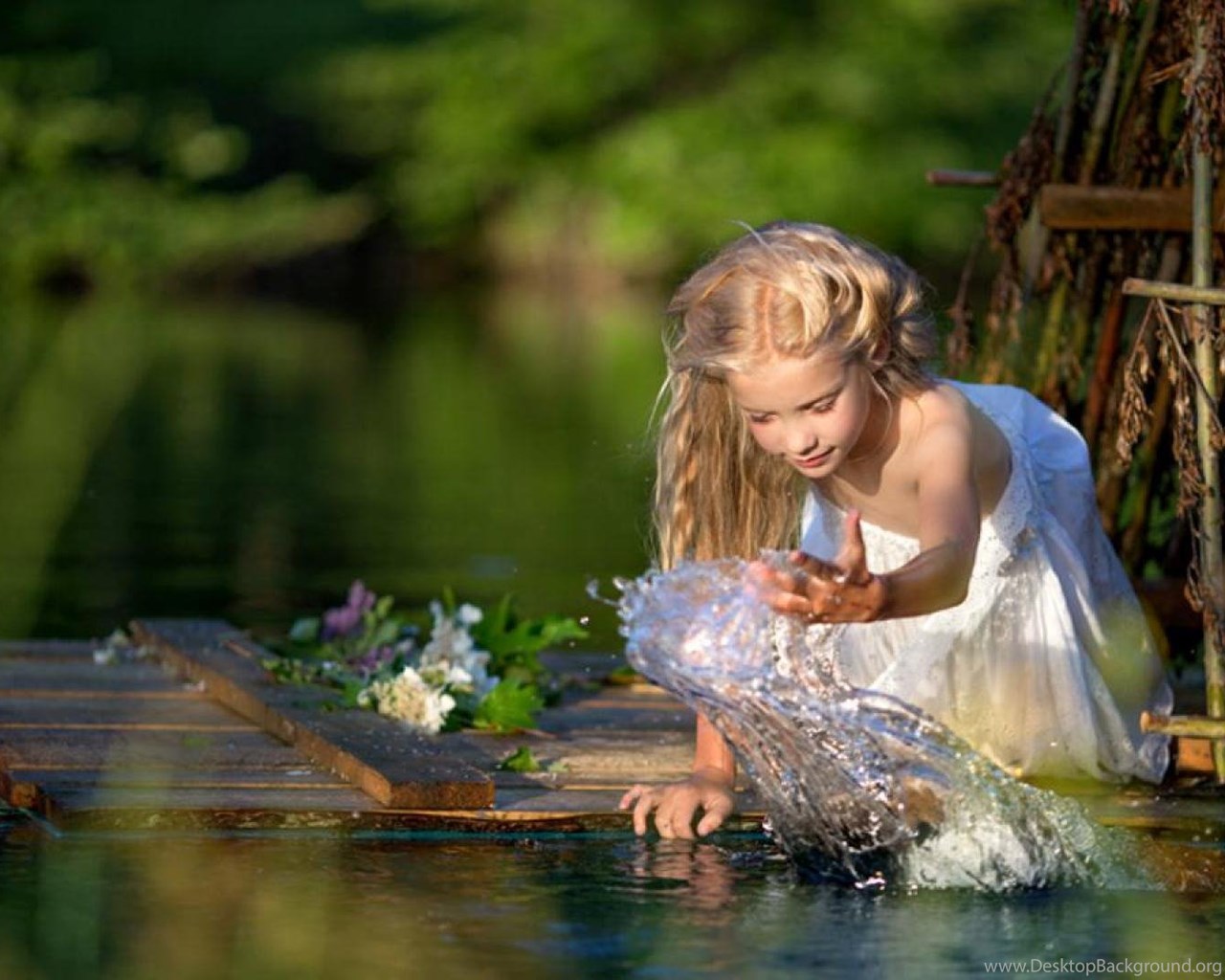 Около лета. Светлана Квашина. Светлана Квашина фотограф. Девочка у реки. Фотосессия у ручья.