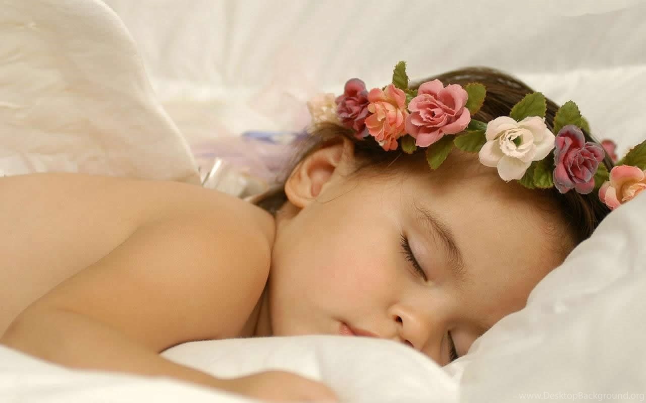 Ласкает спящую дочь