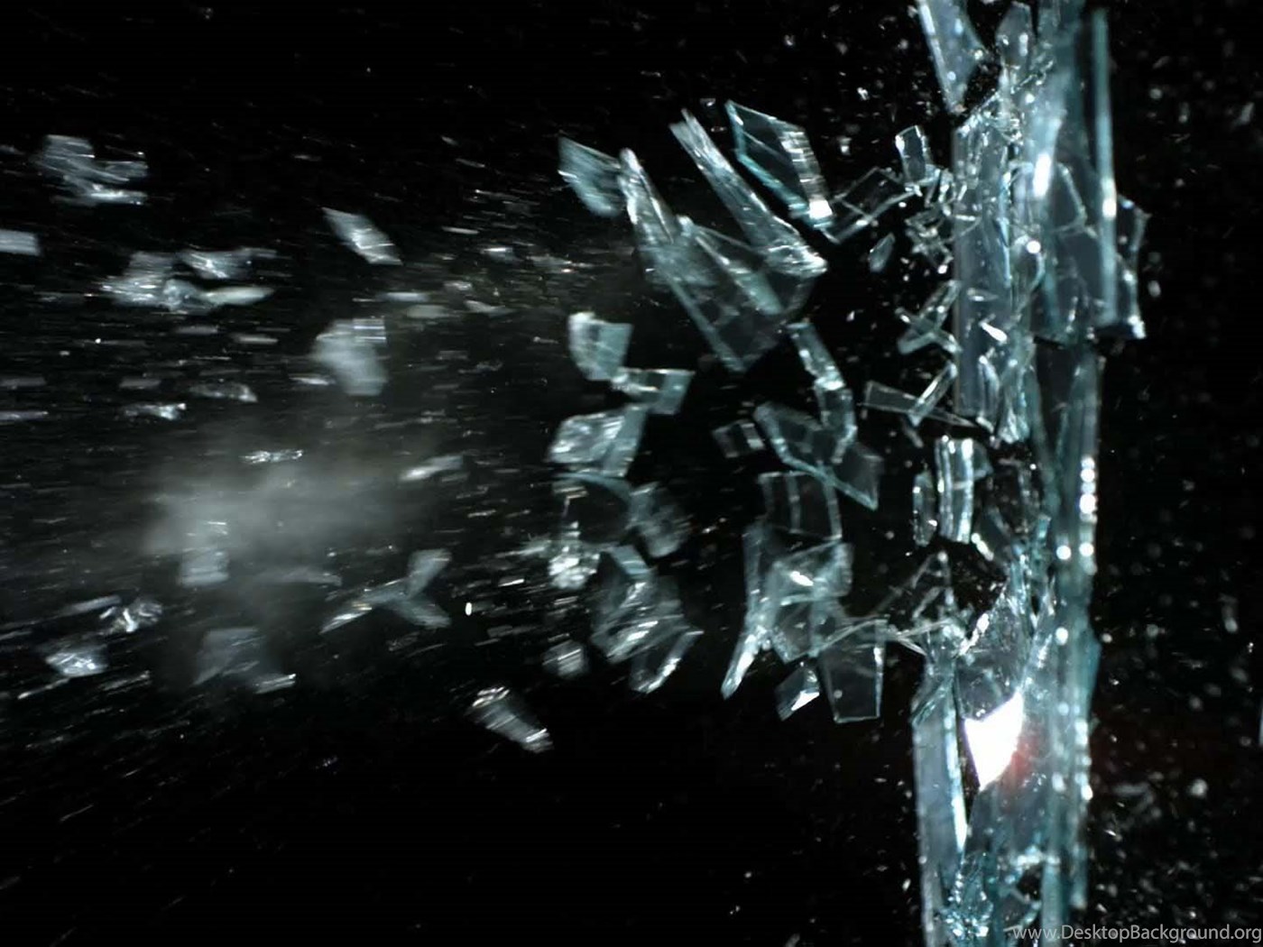 Осколок разрушить. Разбитое стекло. Стекло разбитое осколки. Взрыв стекла. Осколки льда.