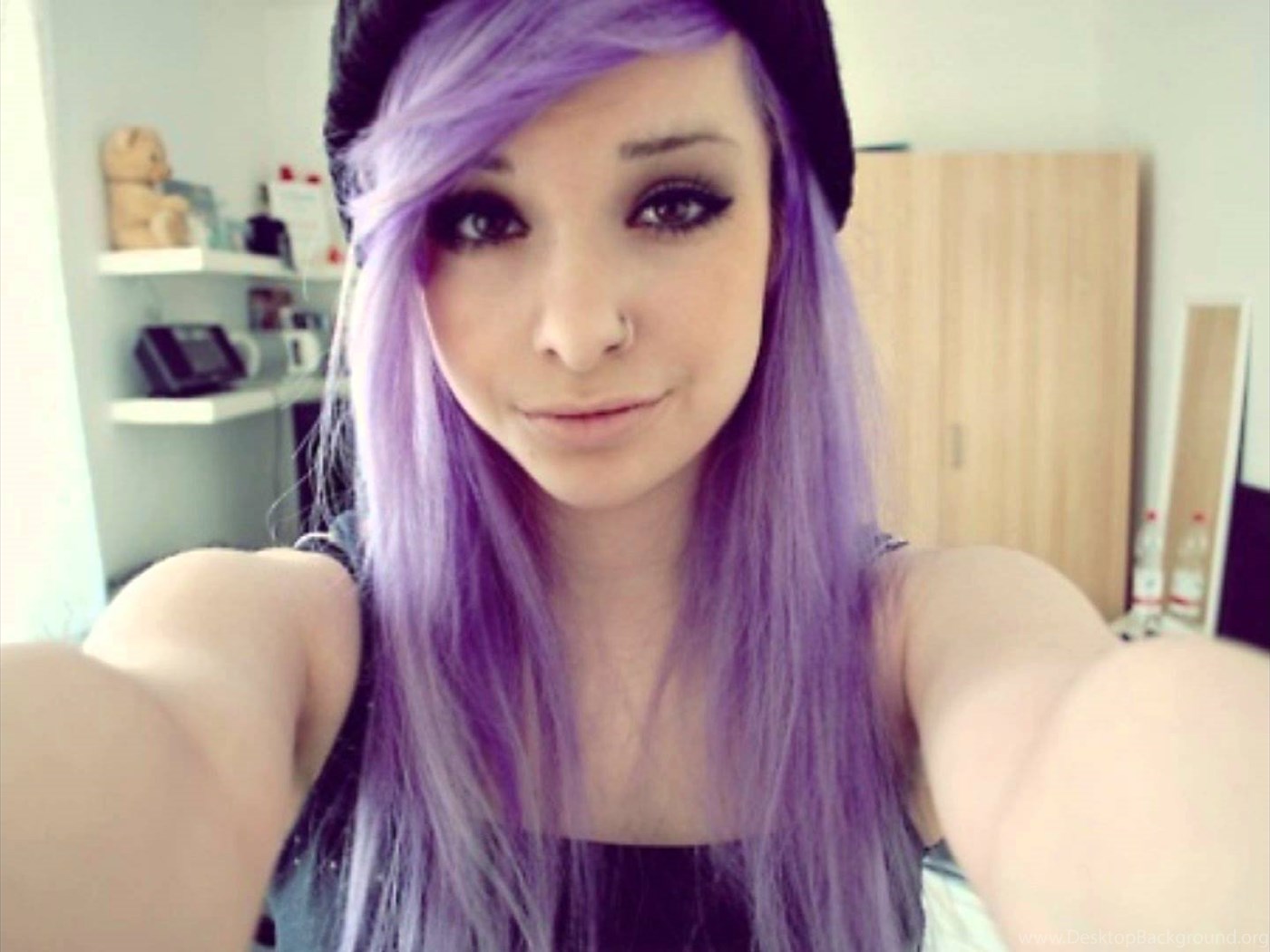 Scene hair. Девушка с фиолетовыми волосами. Эмо с фиолетовыми волосами. Емо с фиолетовыми волосами. Девушка с сиреневыми волосами.