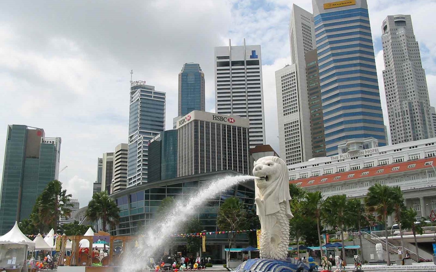 Сингапур жители. Реклама в городах Азии. Singapore most expensive it University.