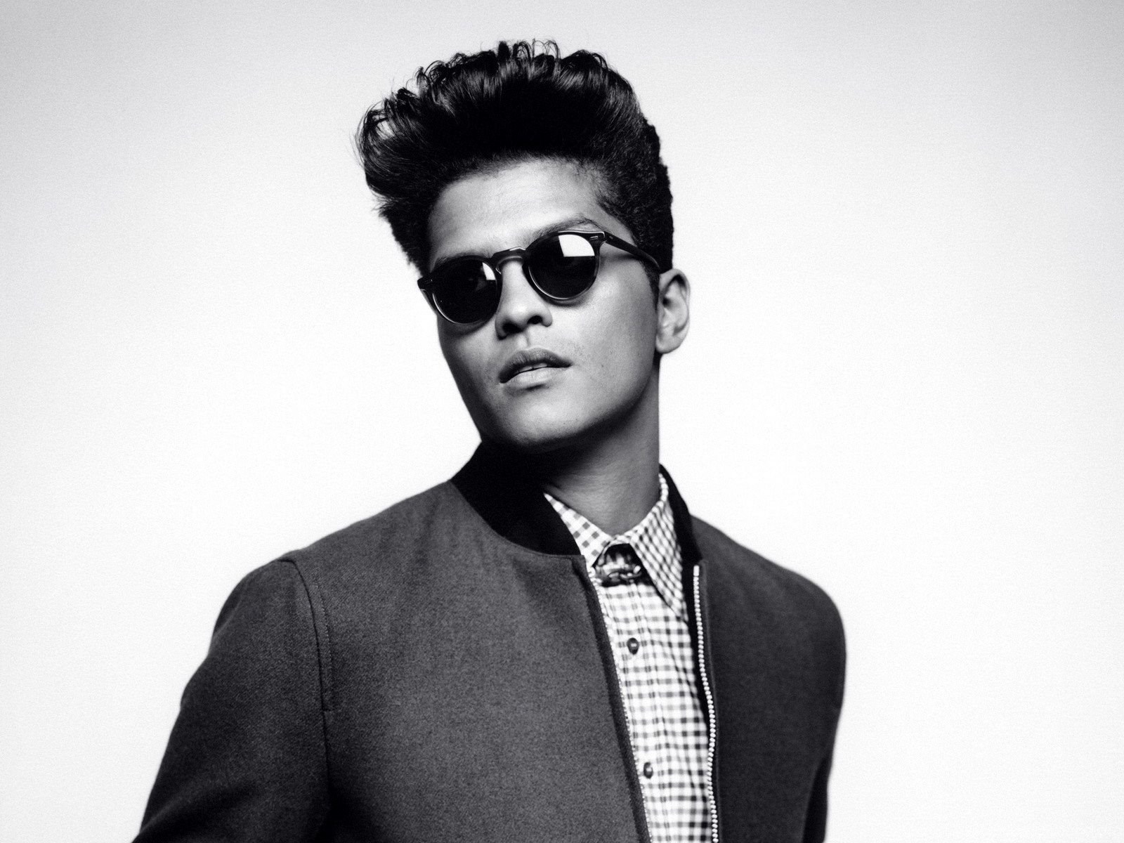 Bruno mars out. Бруно Марс торс. Бруно Марс толстый. Автограф Бруно Марса. Бруно Марс Грэмми.