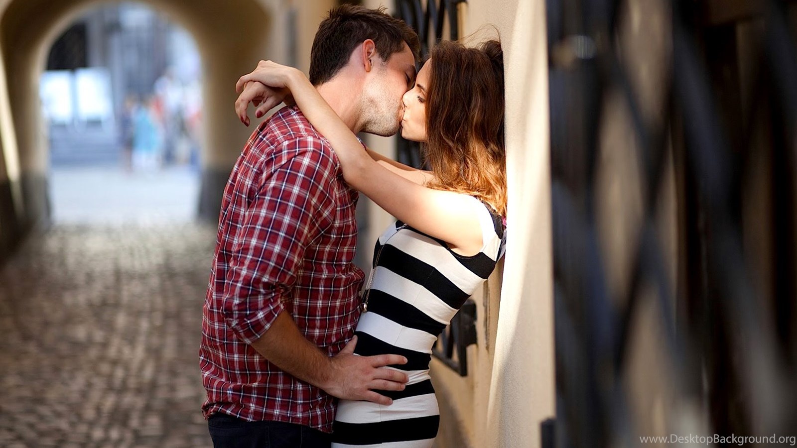 Featured image of post Romantic Couple Kissing Hd Wallpapers 1080P now send the lovely romantic kissing and hug images to your friends