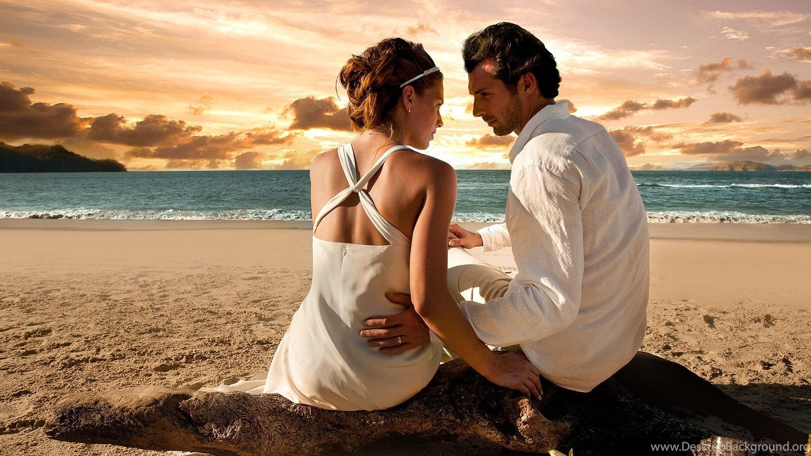 Парень и девушка мечтают о будущем. Счастливые влюбленные. Влюбленные на берегу моря. Парочка на берегу моря. Мужчина и женщина.