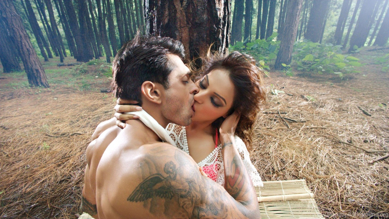 Hot kissing in bollywood