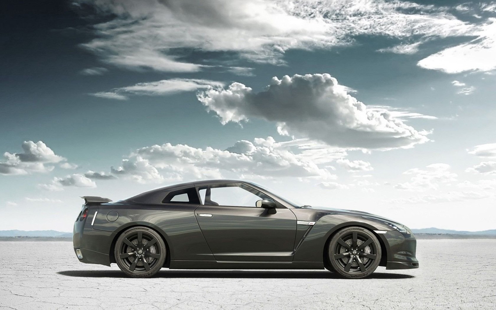 Nissan GTR сбоку