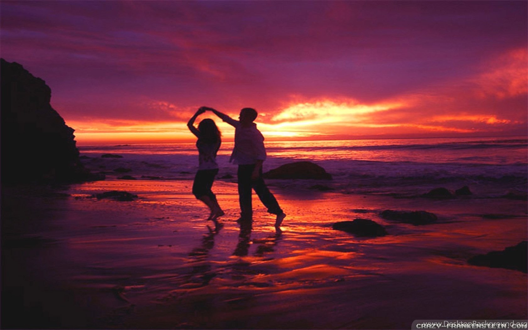 Пляшущие моря. Танец на закате. Романтический закат. Двое танцуют на закате. Влюбленные на закате.