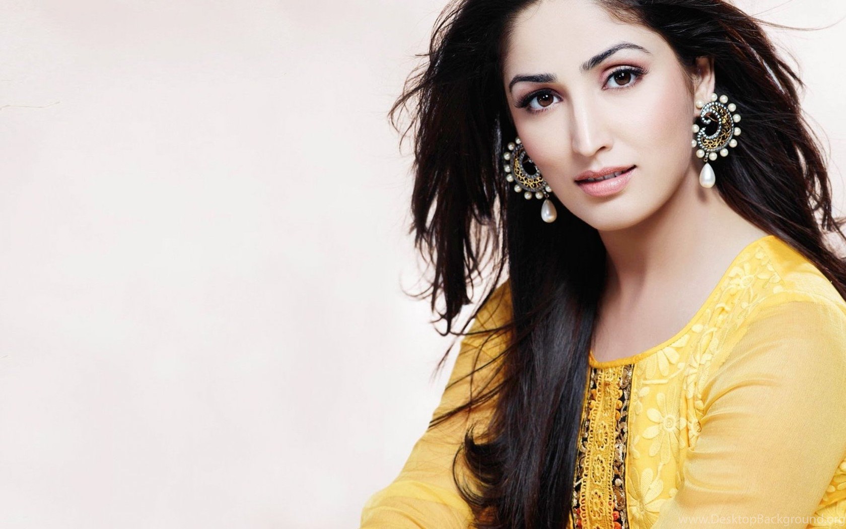 Yami Gautam Bollywood Actress Wallpapers Download Hd Desktop Images, Photos, Reviews