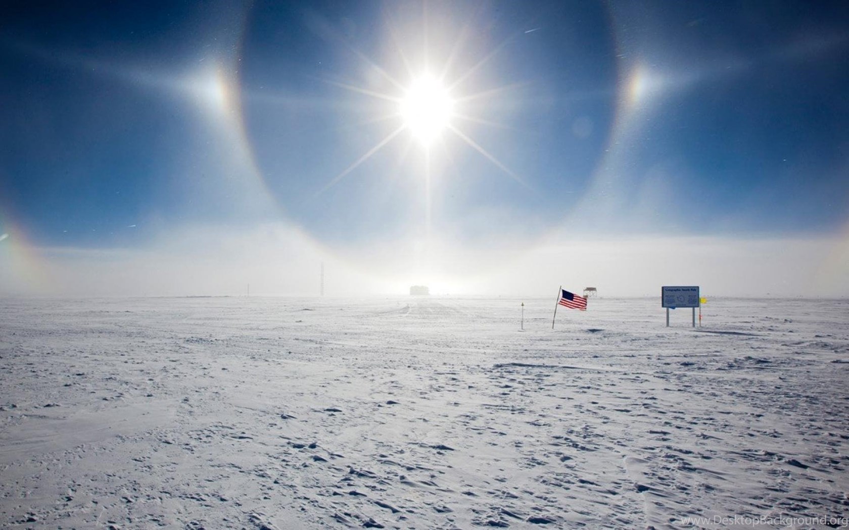 Южный полюс день и ночь. Южный полюс Антарктида. Гало в Антарктиде. Солнечное гало в Антарктиде. Эффект гало Луна.