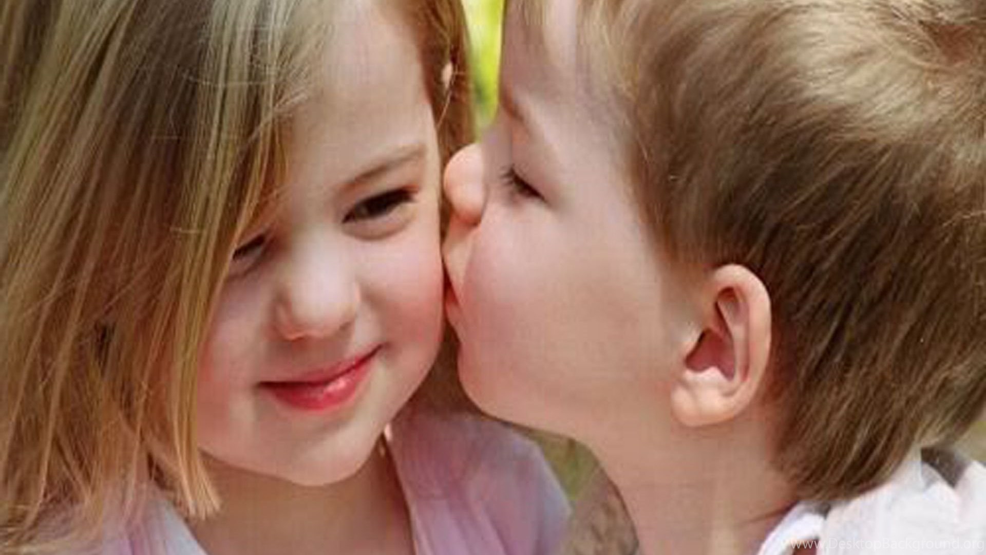 Покажи девочки мальчики поцелуют. Детский поцелуй. Поцелуй в щечку дети. Любовь к ребенку. Детский поцелуй в щечку.