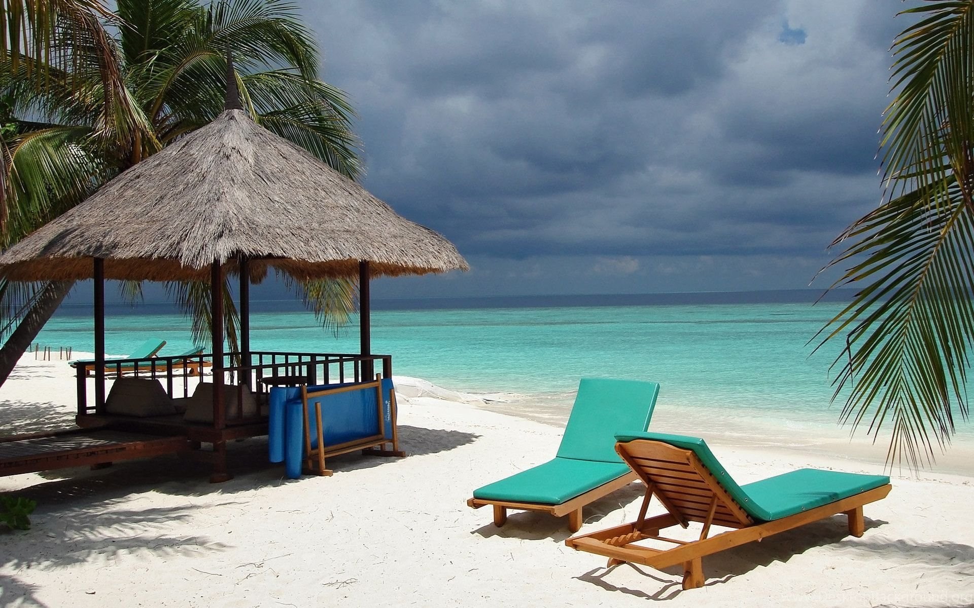 Море экзотика. Гавайи Мальдивы Карибы. Пляж. Лежак на пляже. Мальдивы пляж.