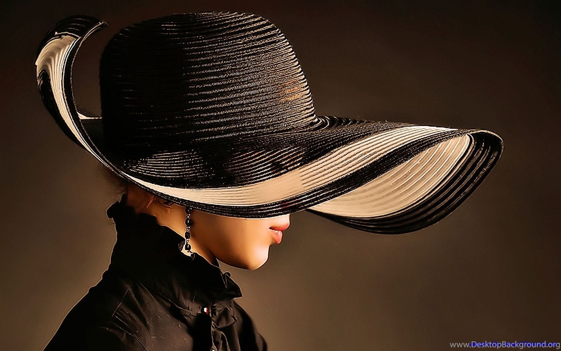 She hat got. Девушка в шляпе. Женщина в шляпке. Красивая женщина в шляпе. Дама в шляпке.