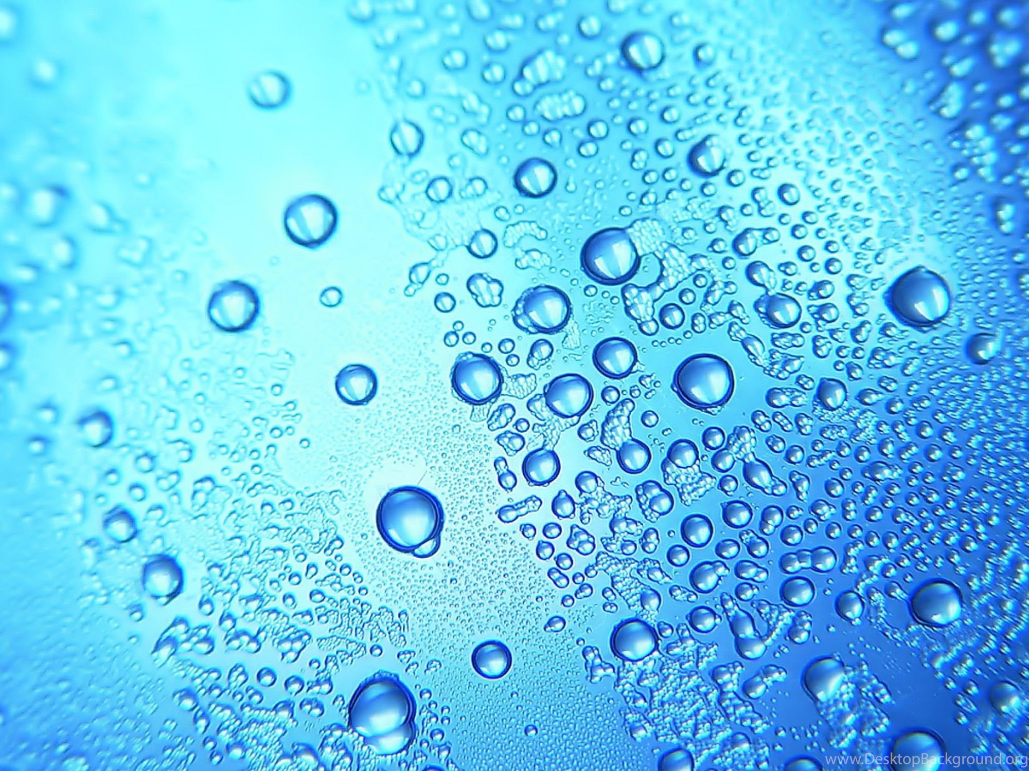 Синяя минеральная вода. Фон вода с пузырьками. Фон пузыри. Фон капли. Голубой фон с пузырьками.
