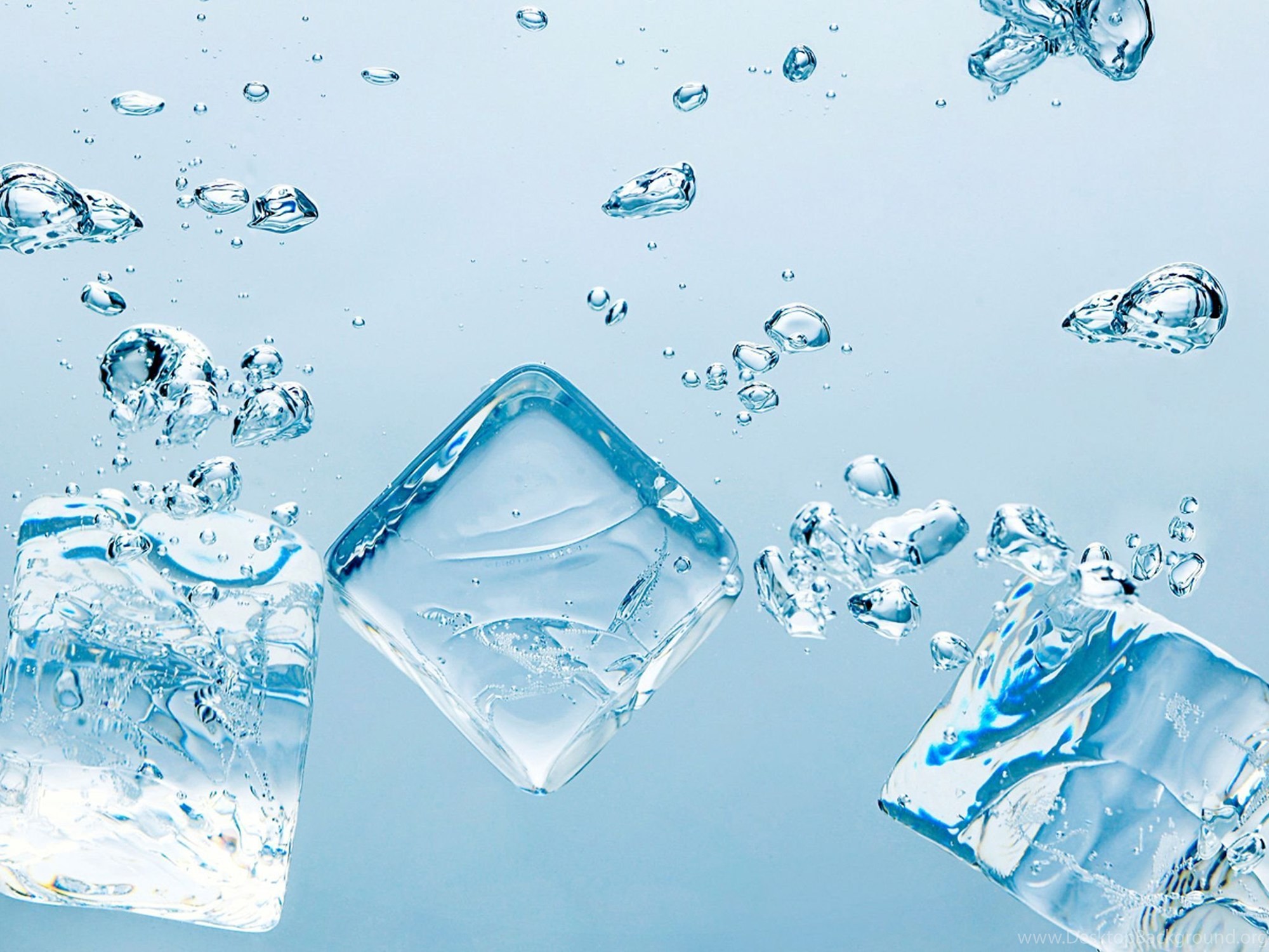 Мелкий лед на воде. Вода со льдом. Кубики льда в воде. Свежесть воды. Стакан воды.