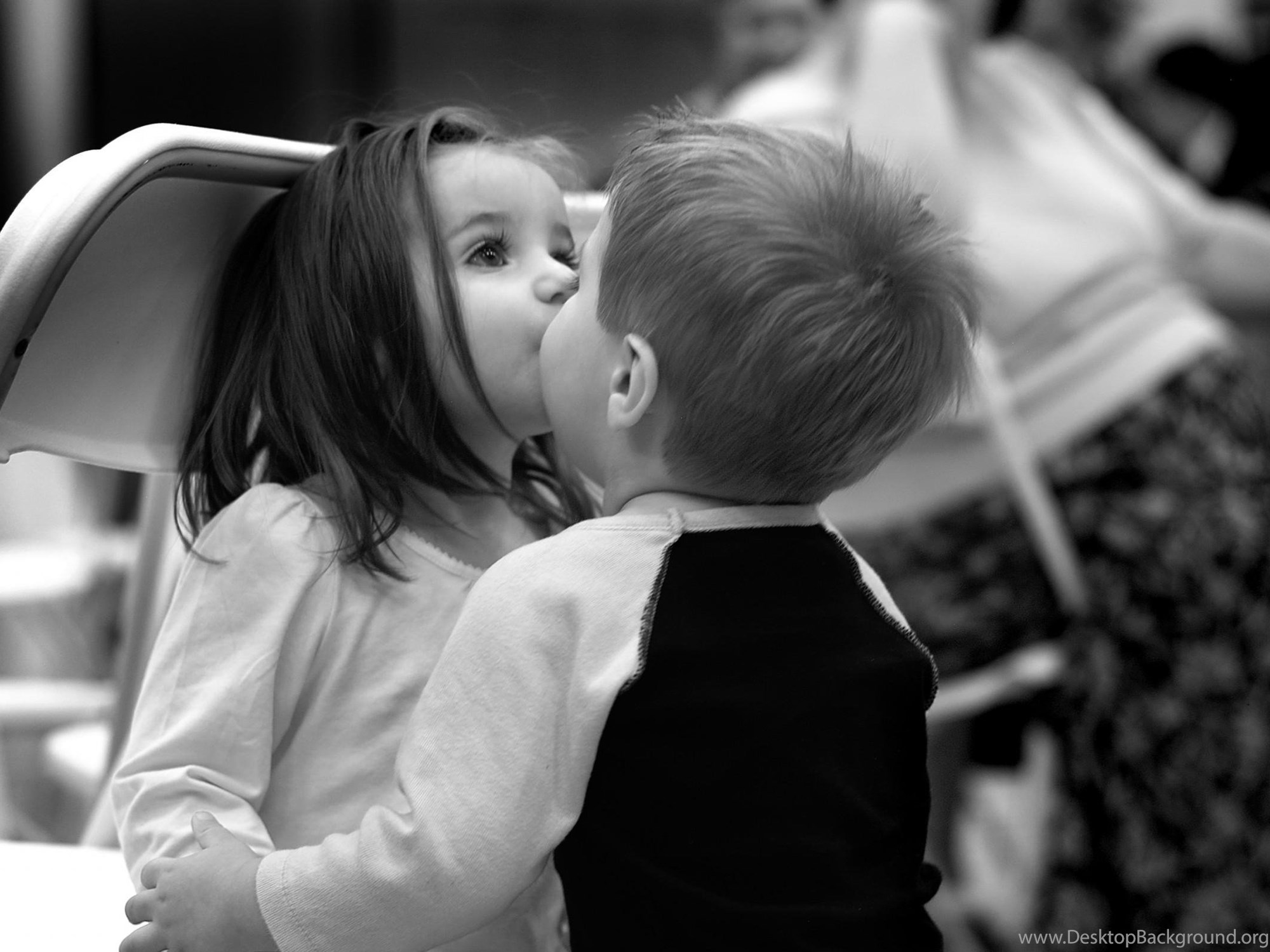Покажи девочки мальчики поцелуют. Детский поцелуй. Поцелуй мальчика и девочки. Любовь к ребенку. Мальчик целует девочку.
