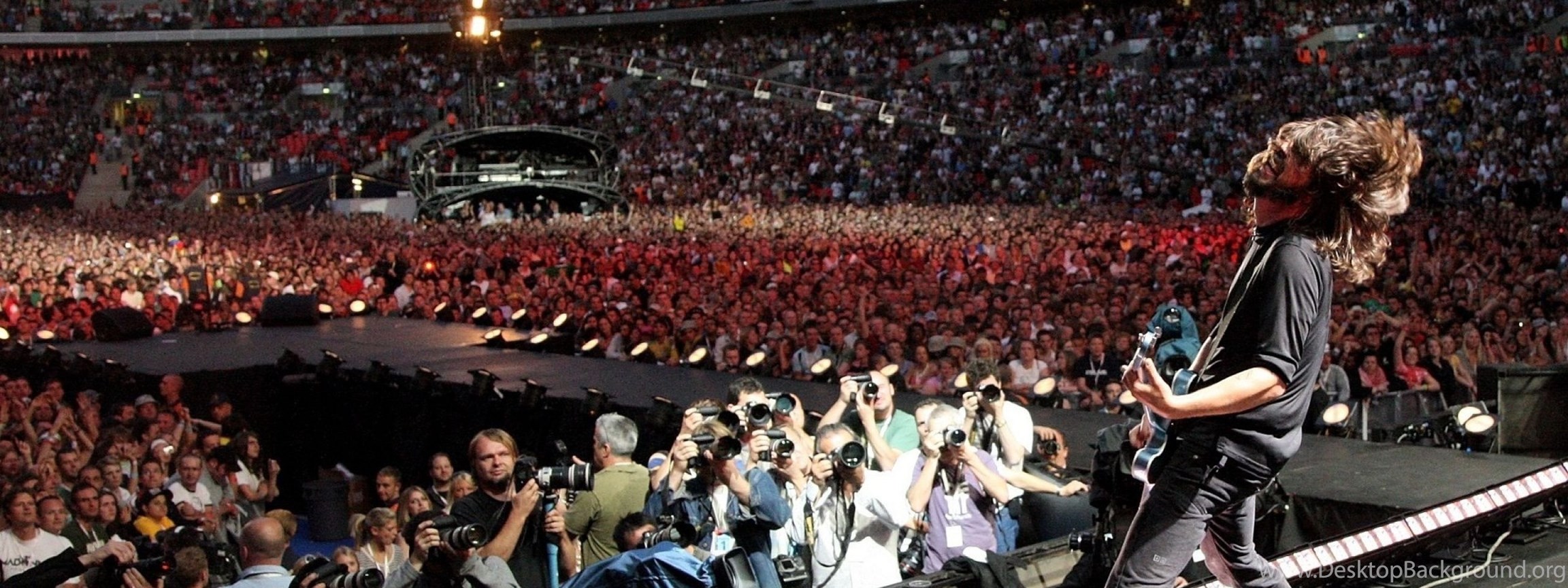 Рок концерт слушать. Концерт. Толпа на концерте. Рок концерт на стадионе. Сцена концерт.