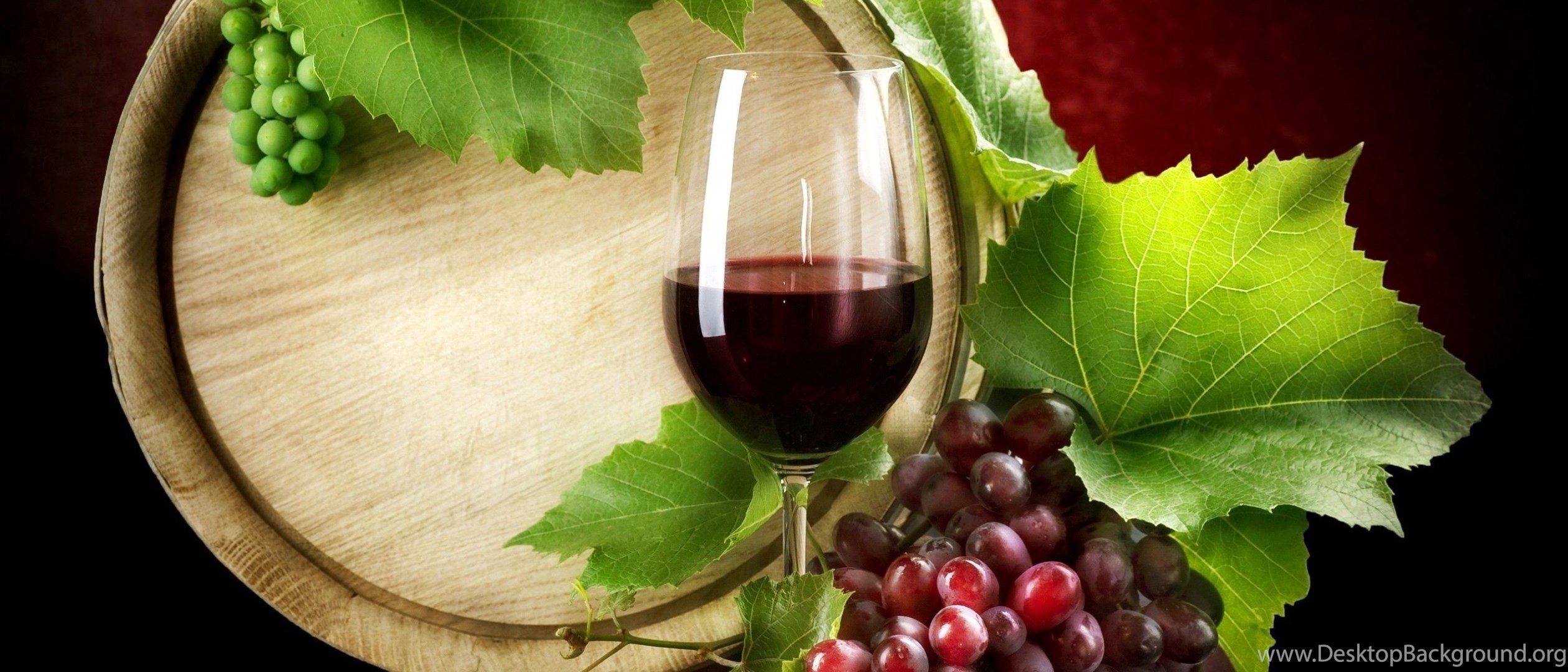 Виноградное вино с травами. Виноградники вино. Виноград в бокале. Бокал вина и виноград. Виноград фон.