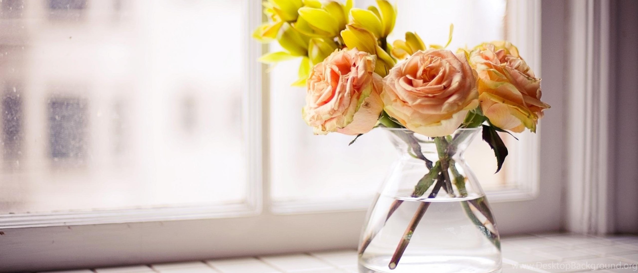 Чтобы букет роз долго простоял. Цветы в прозрачной вазе. Красивые цветы в вазе. Розы в вазе. Цветы на столе.