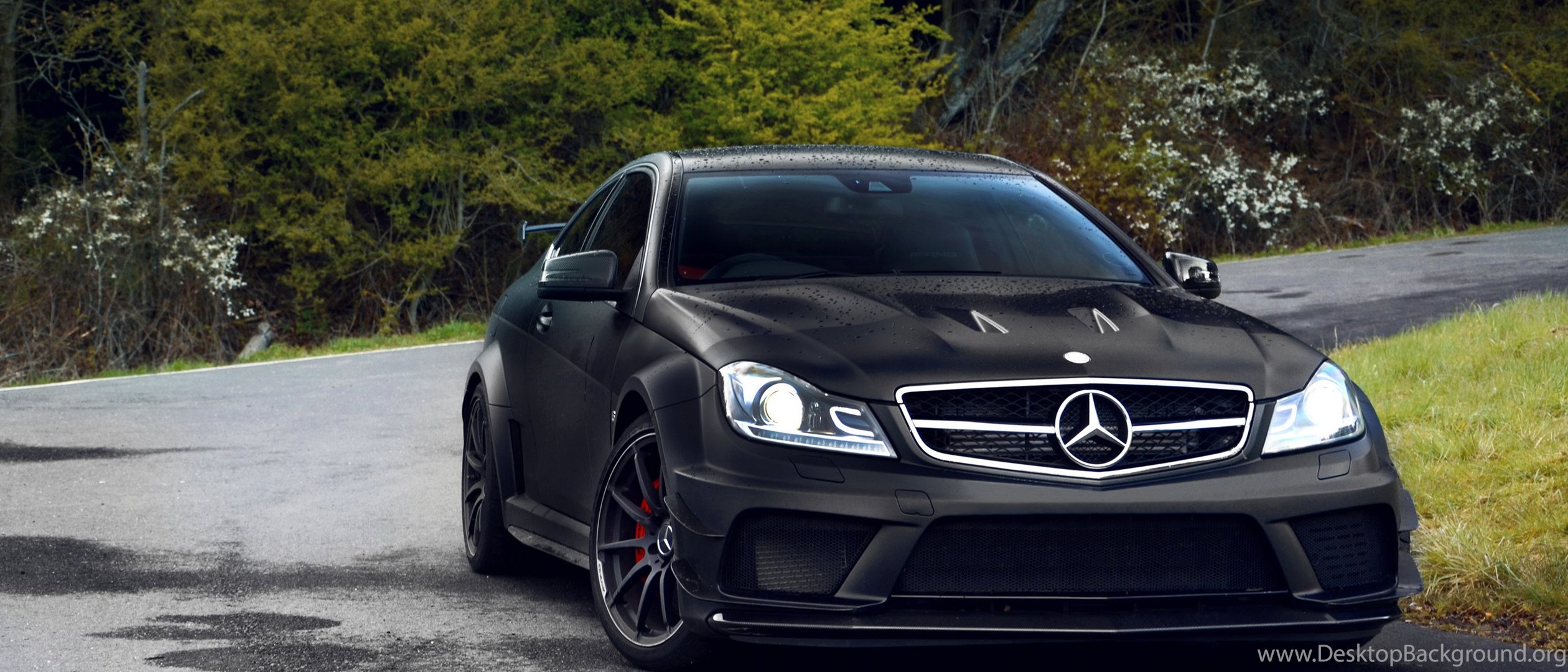 Мерседес c63 осень лес