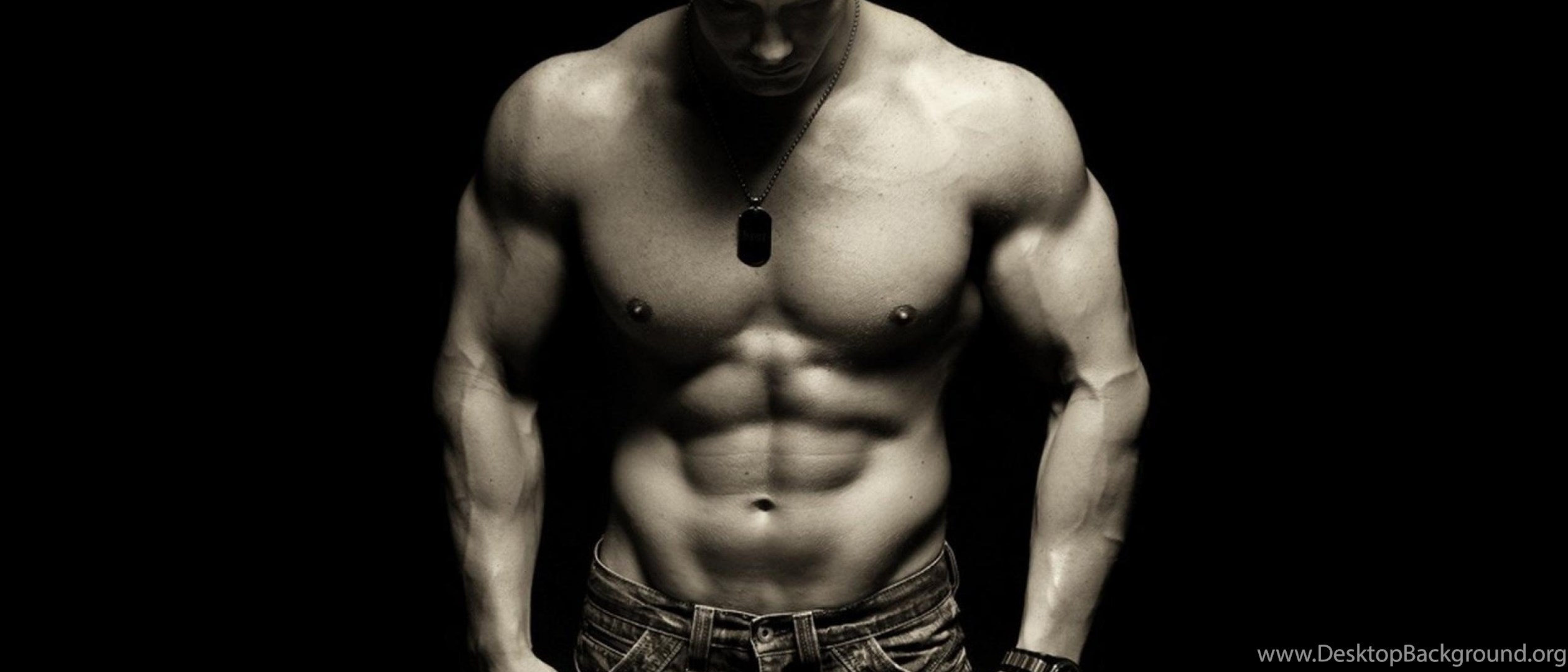 Качок в темноте. Мужской торс. Спортивное мужское тело. Накаченный торс. Красивые мышцы.