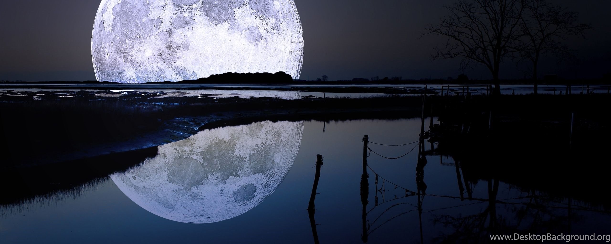 Большая чистая луна. Отражение Луны. Отражение Луны в воде. Водная гладь Луна. Вода на Луне.