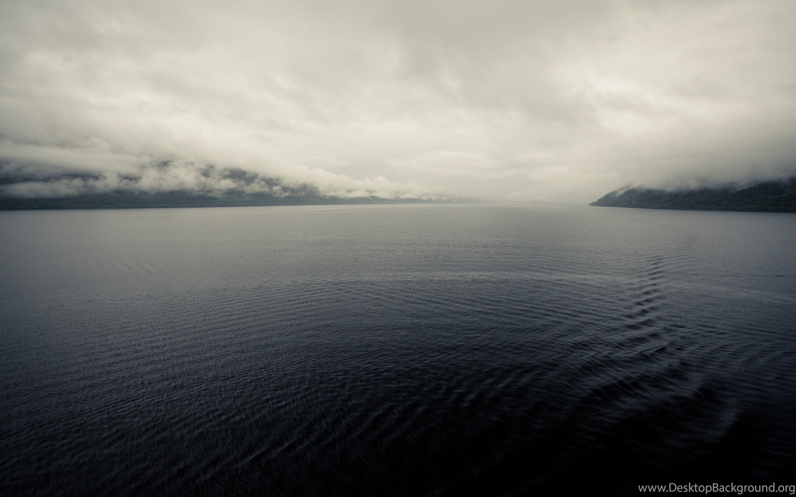 Почему вода серая. Водная гладь. Серое озеро. Темное море. Море в тумане.