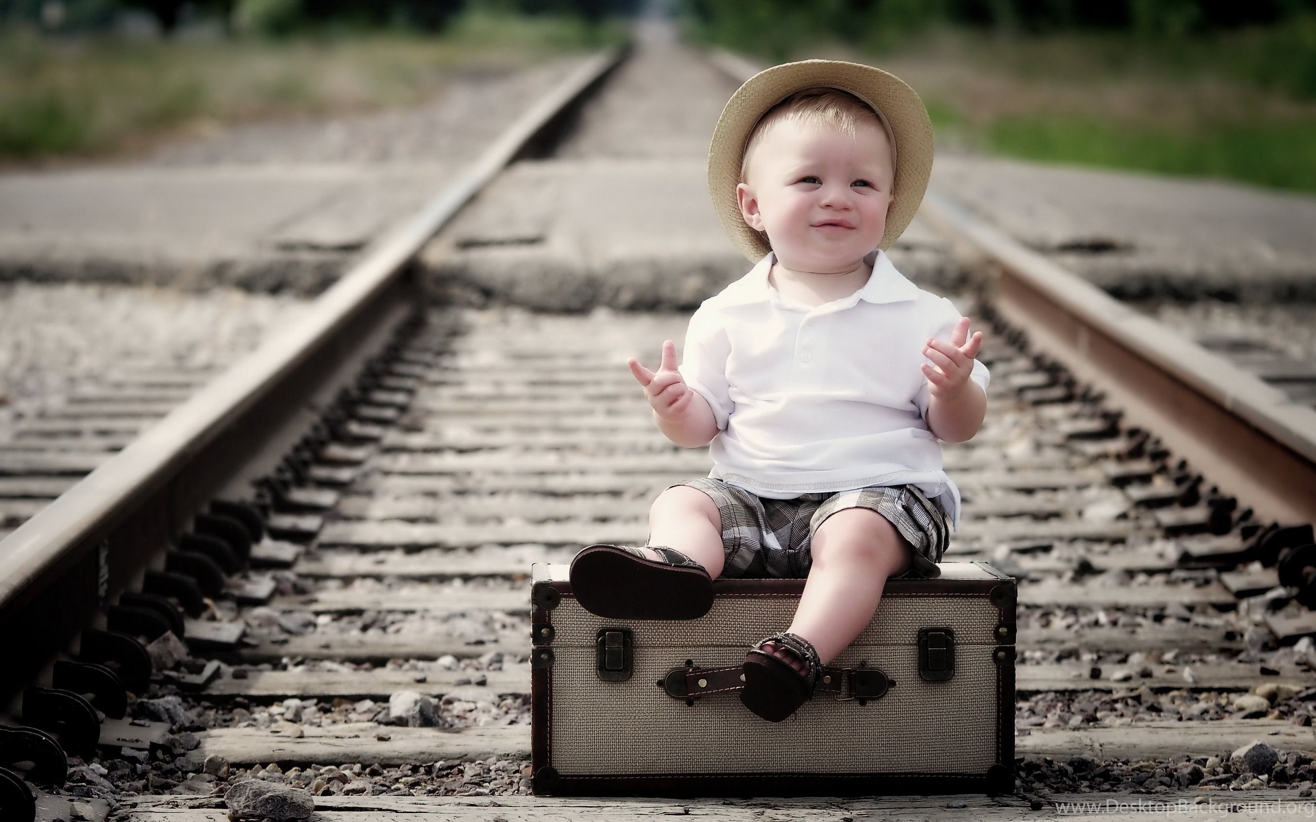 Ребенок с железной дорогой. Железная дорога для детей. Мальчик на железной дороге. Малыш с чемоданом. Мальчик с железной дорогой.