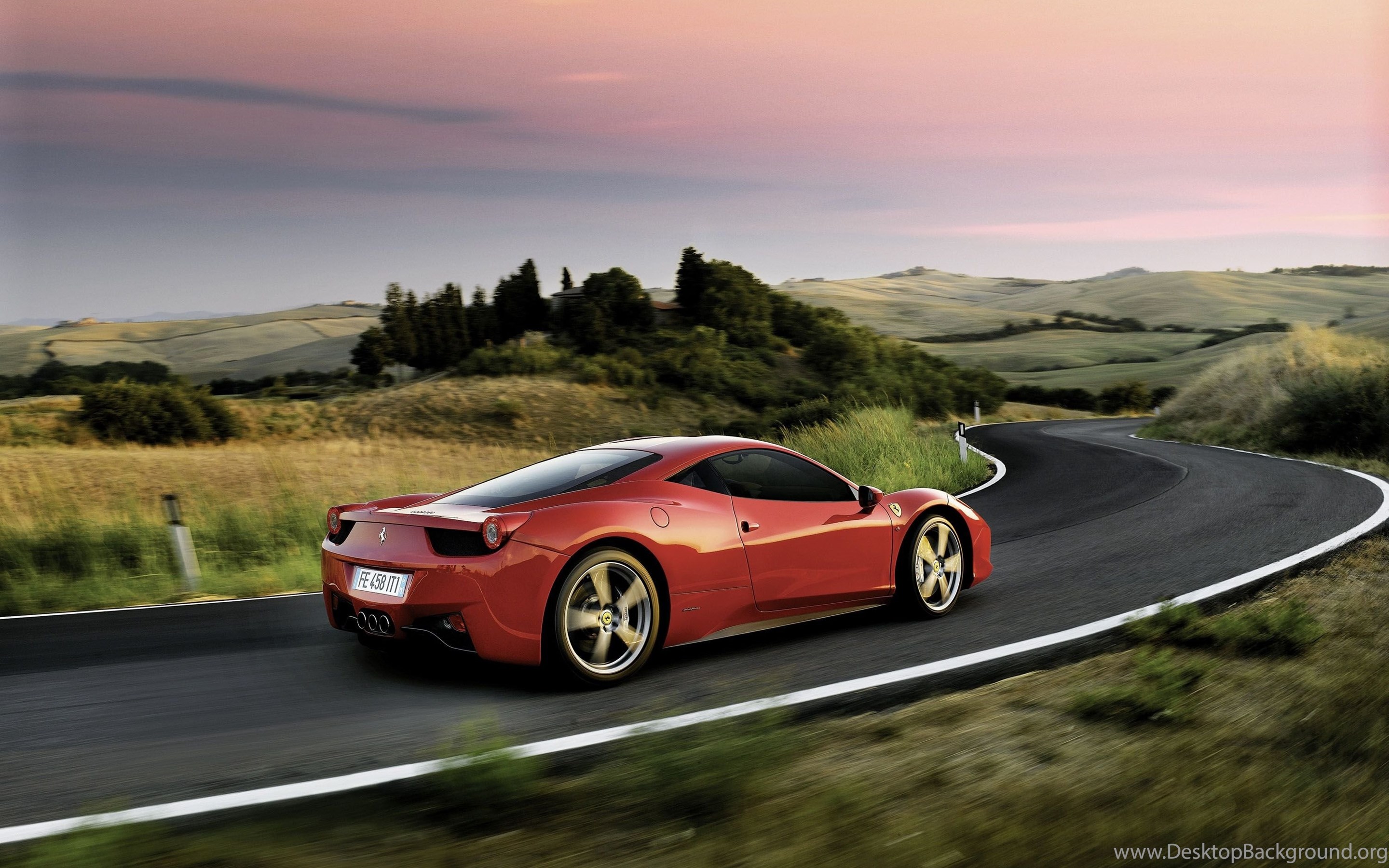 Едет красная машина. Красивая машина на дороге. Реклама Ferrari. Красная тачка. Реклама Феррари.