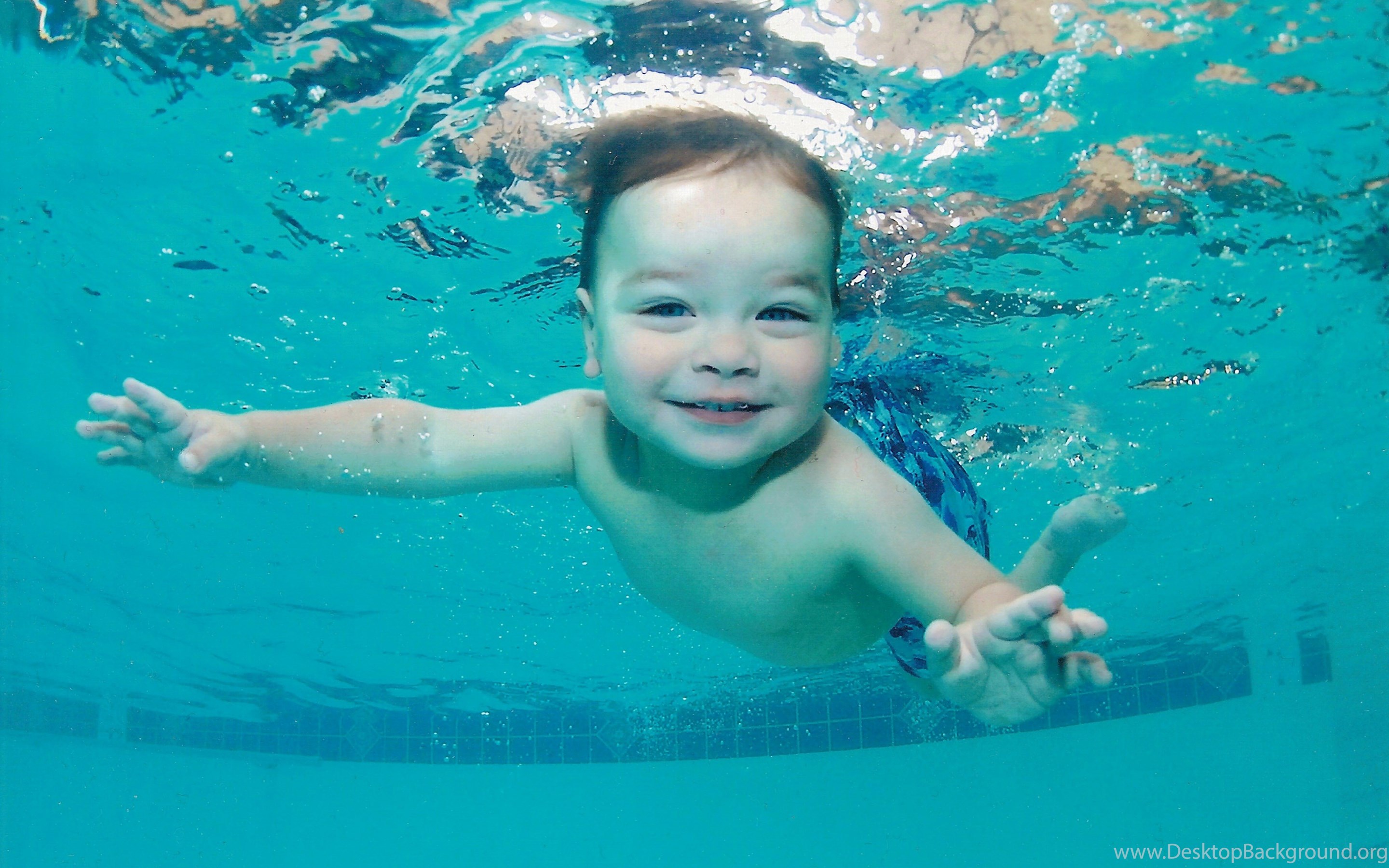 Учить купаться. Дети плавают. Дети воды. Дети в бассейне. Купание детей в бассейне.