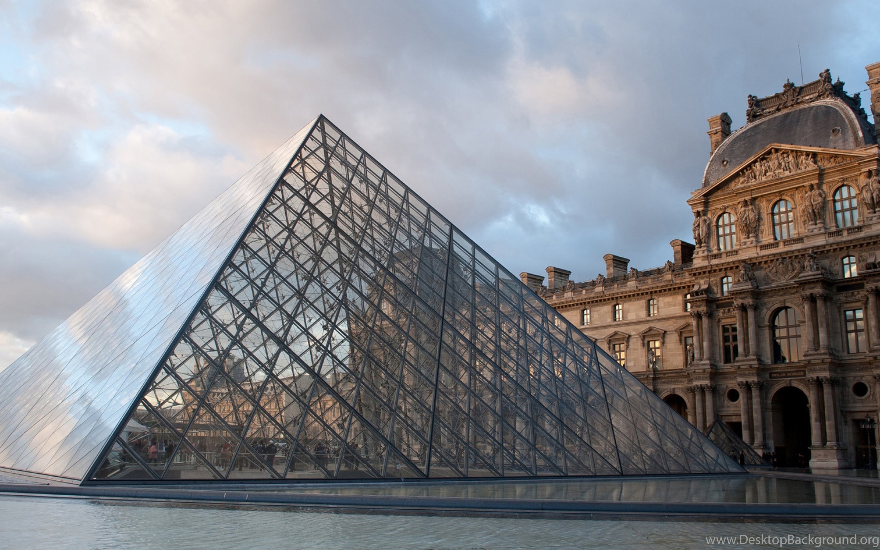 Музей в париже 4. Стеклянная пирамида Лувра в Париже. Пирамида в музее Лувр в Париже. Музей Louvre, Париж, Франция. Музей Лувр в Париже здание.