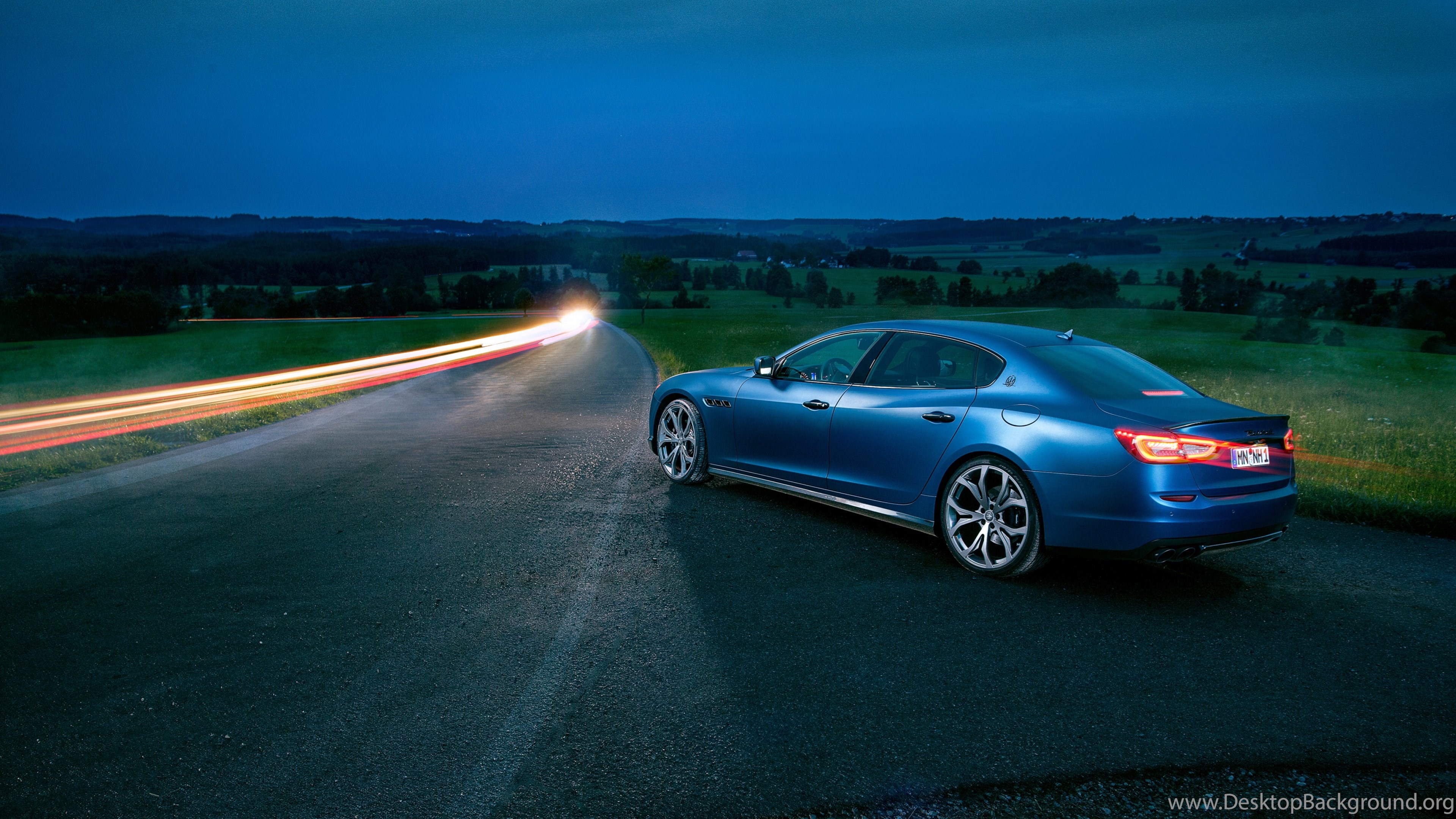 Автомобиль ночью на дороге. Maserati Quattroporte синий. Maserati Quattroporte обои. Машина ночью. Машина на дороге.