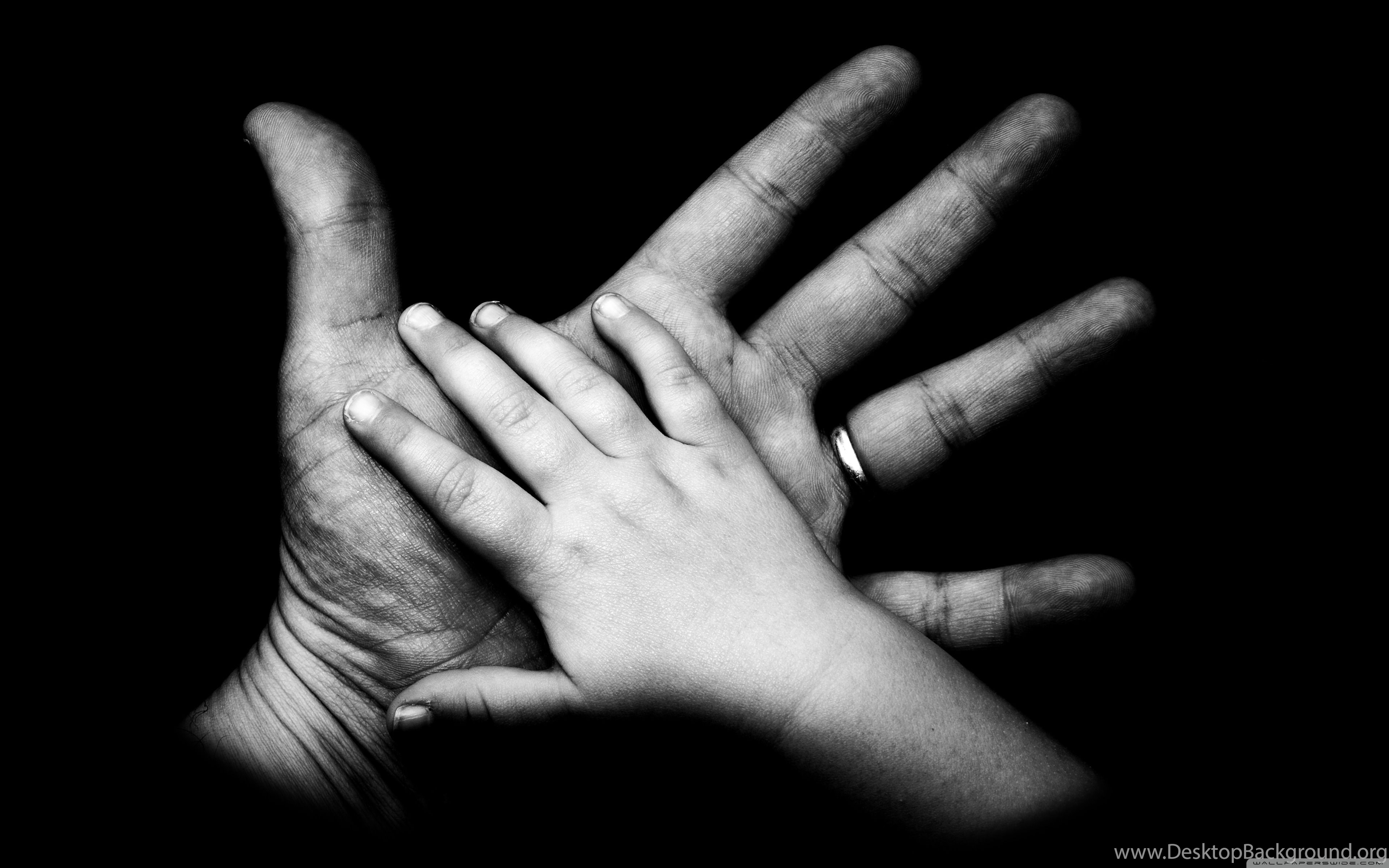 Руки отца песня. Рука черно белая. Прикосновение рук. Маленькая рука.