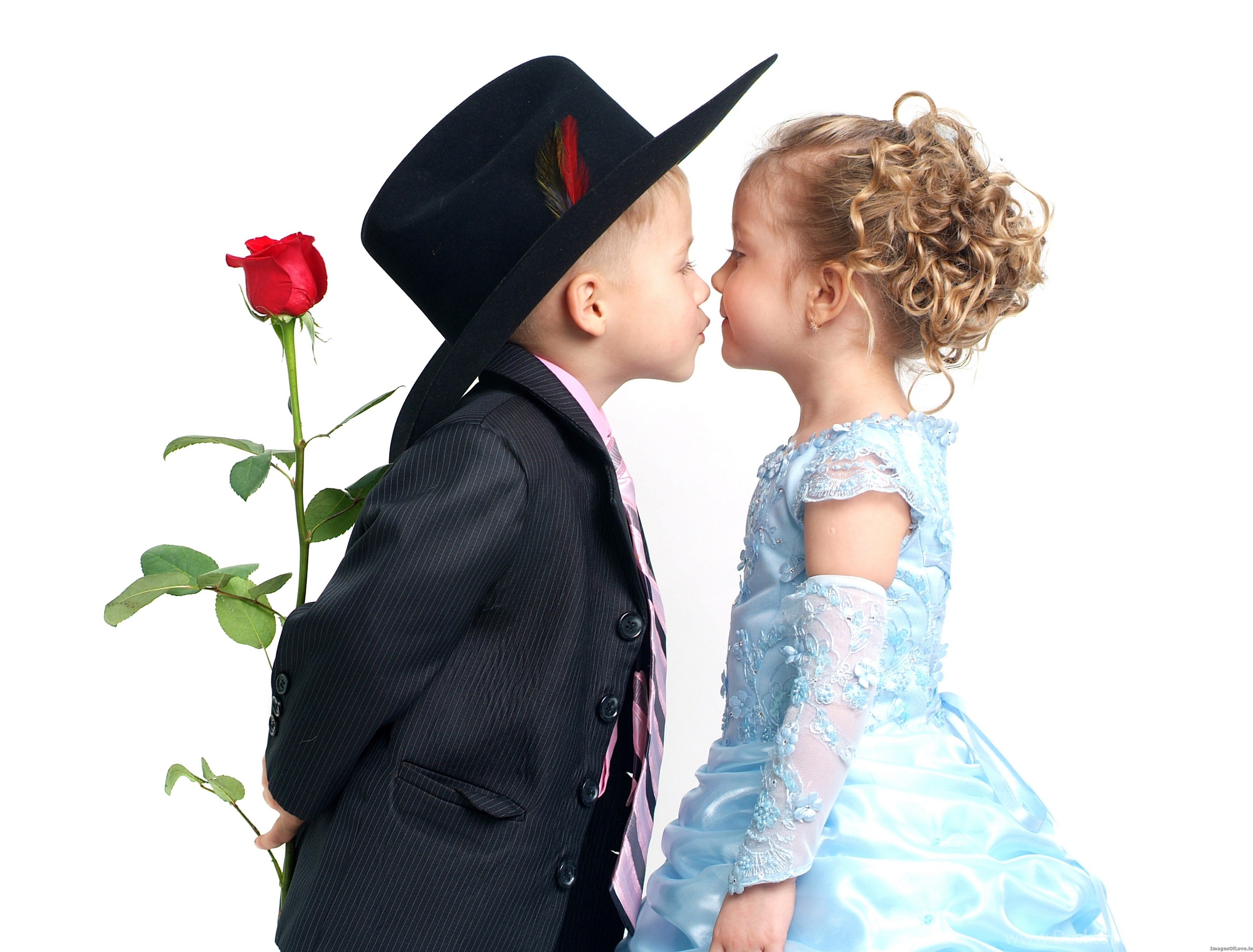 Kids this love. Детский поцелуй. Любовь к ребенку. Мальчик с цветами.