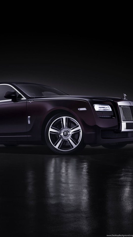 Rolls Royce на черном фоне