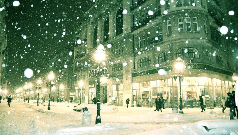 Фонарь на катке 9 букв. Зима в городе. Город зимой. Заснеженная улица. Снежный город.