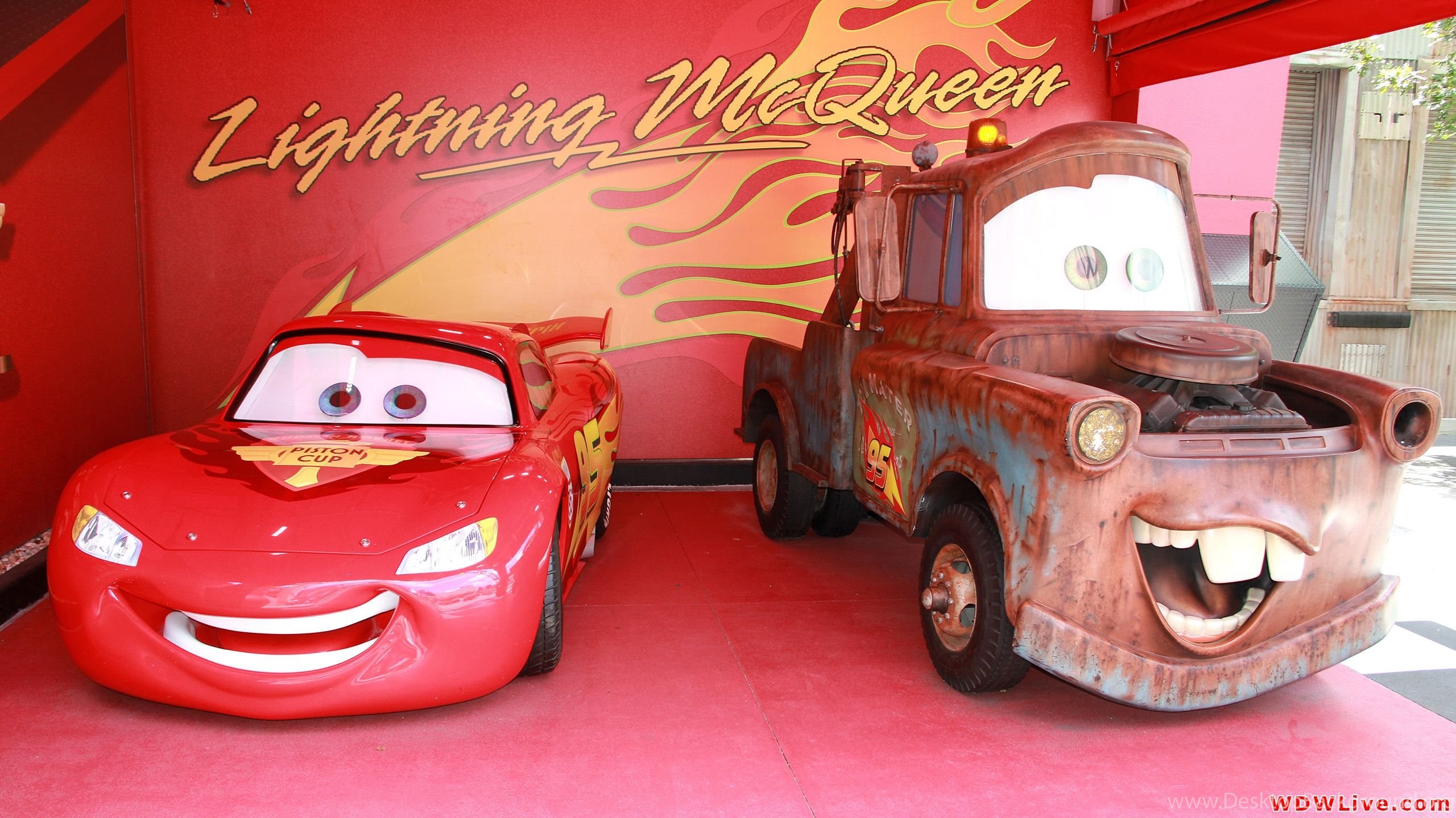 Тачки вики. Молния Маквин 1. Маквин молния Маквин. Lightning MCQUEEN and Mater.