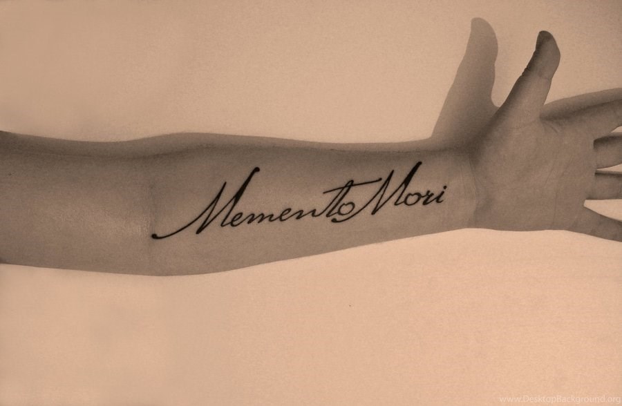 Мори на латыни. Моменто море тату. Татуировка Memento Mori. Тату надпись моменто море. Momento Mori надписи.