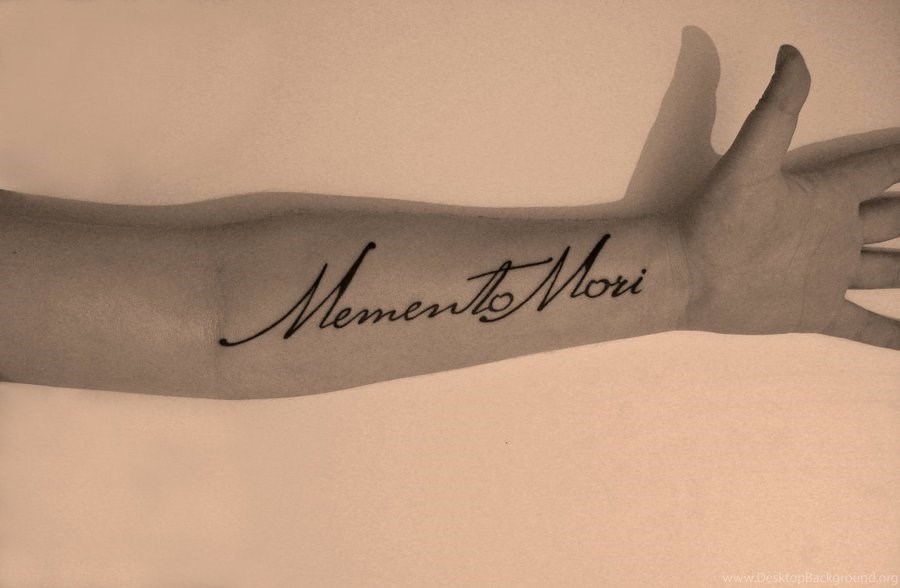 Помни на английском. Моменто море тату. Татуировка Memento Mori. Memento Mori тату надпись. Memento Mori Memento vivere тату.