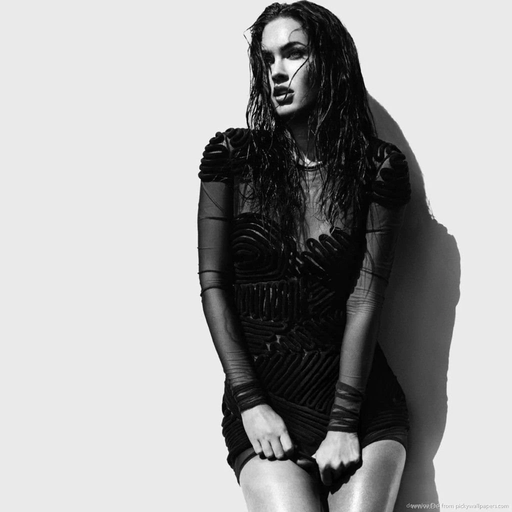Download Megan Fox In Black Wallpapers For iPad 2