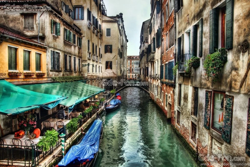 346184_veneciya_italiya_kanal_kafe_stoly_cvety_mostik_5550x3700_www.Gde Fon.com.jpg