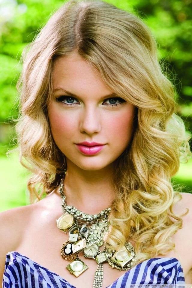 Taylor Swift Outside HD Desktop Wallpapers : High Definition ...