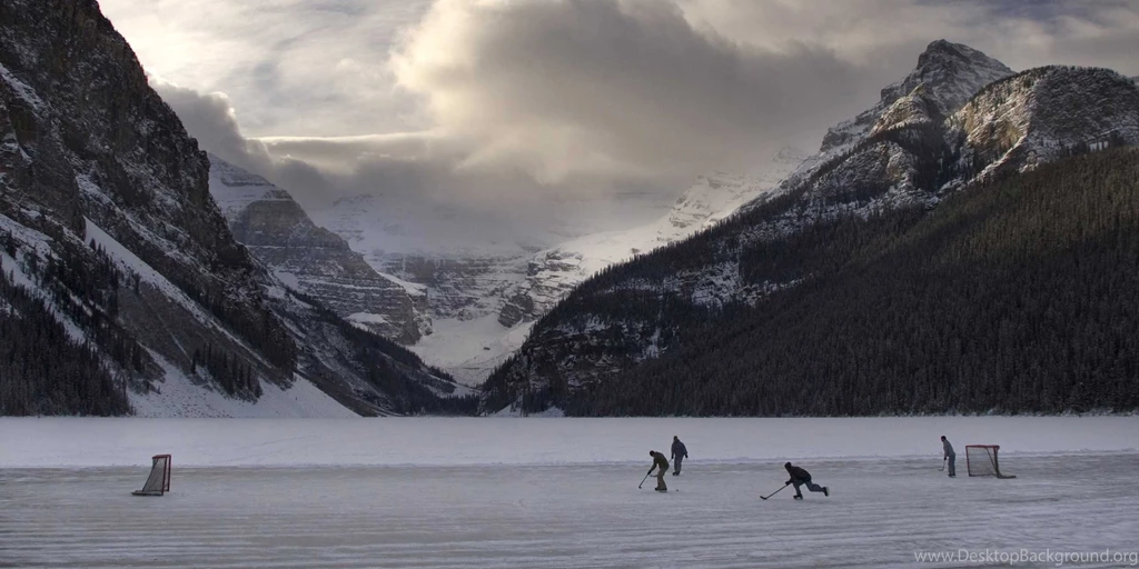 15 spectacular photos of pond hockey being played in freezing weather.jpg