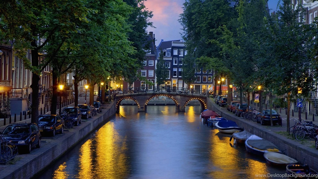 Beautiful_amsterdam_canal_at_dusk.jpg_backup