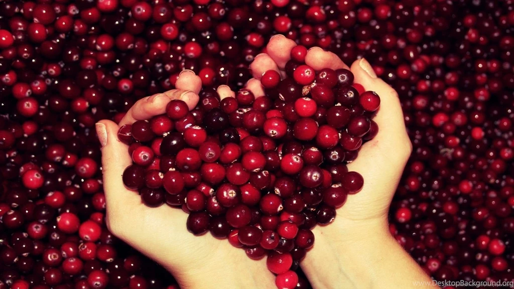Download 1600x900 Heart Shaped Berries Wallpapers