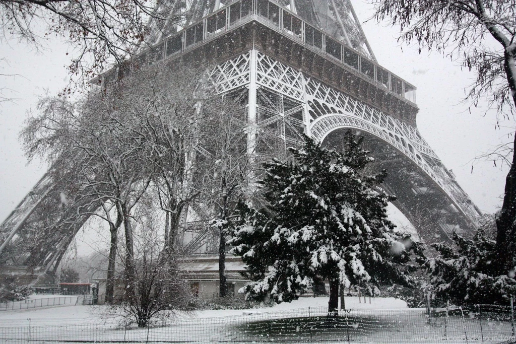 Snow In Paris HD Wallpapers Desktop