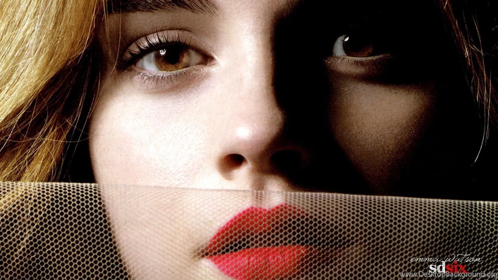 Emma Watson Glamorous Look 3 HDwallpaper4U.com