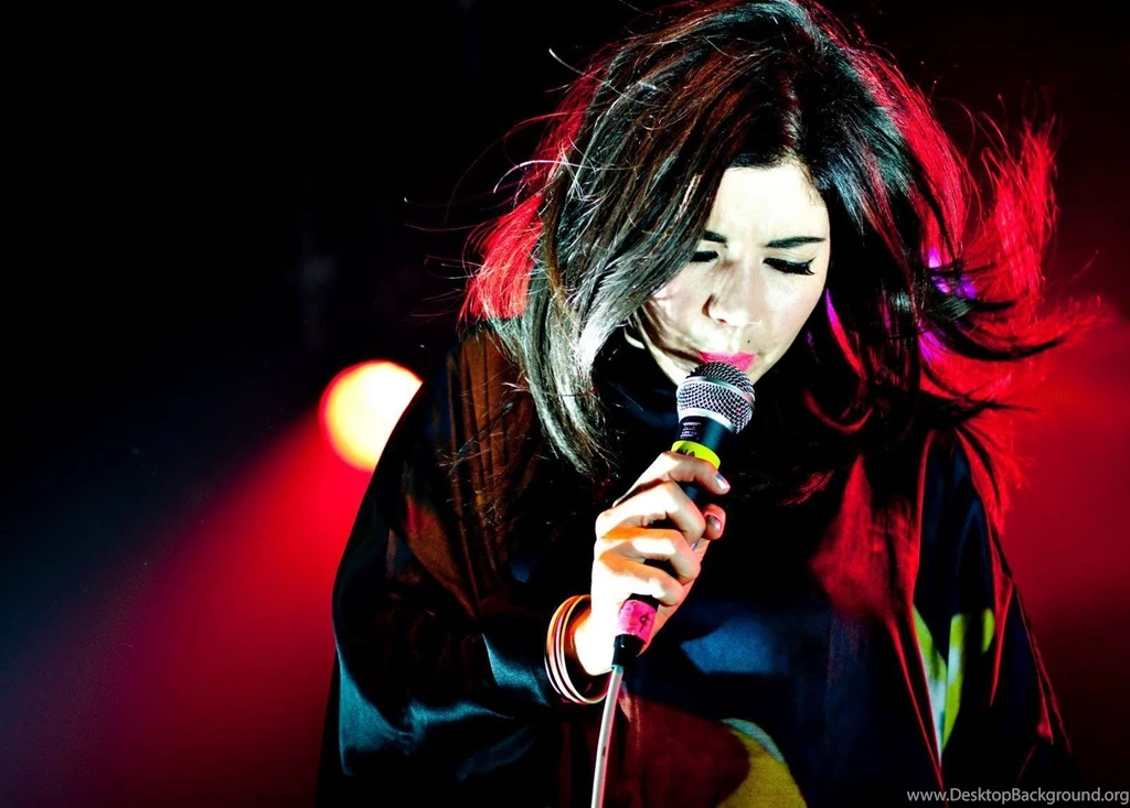Marina And The Diamonds Blonde Face Microphone Concert Wallpapers ...