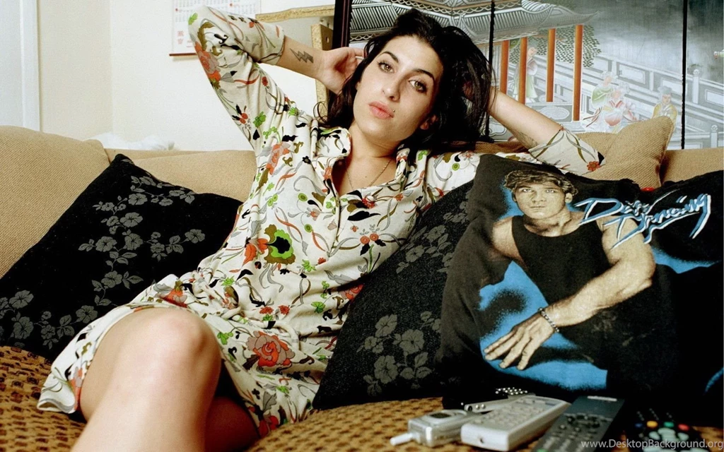 Amy Winehouse On The Couch Wallpapers And Images Wallpapers ...